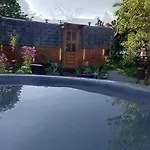 Hidden Hearts Self Catering & Hottub Apartment *